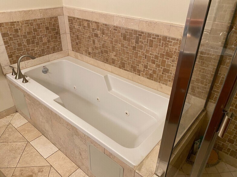 Bathroom 2 - Jet Tub - 6221 Monterey Rd