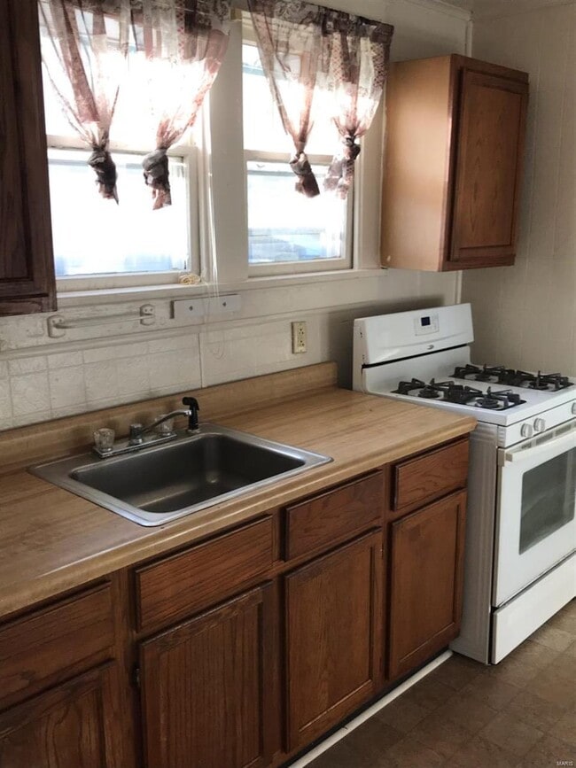 Building Photo - 2616 Plainview Terrace