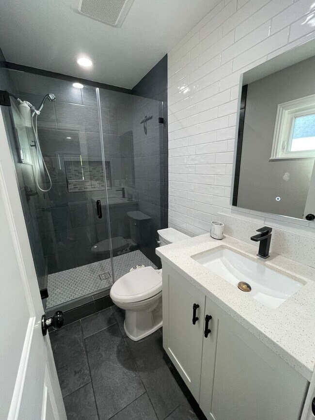 Building Photo - 3 Bedroom 2 Bathroom Home in Huntington Beach with Air Conditioning