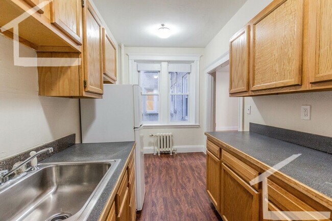 Building Photo - Spacious 1-Bedroom, Bright Unit in Fenway