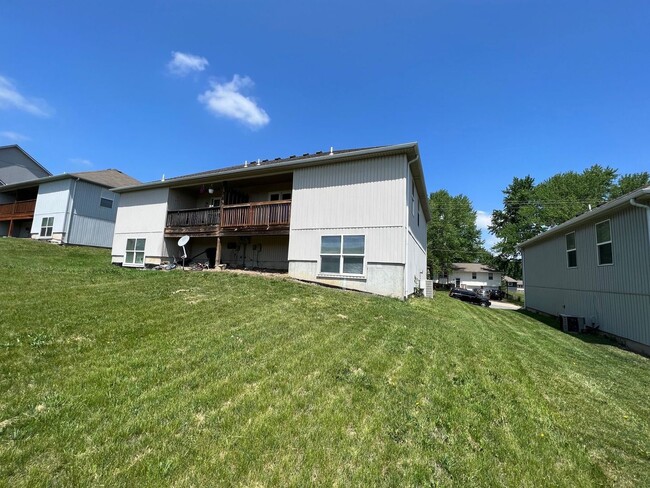 Building Photo - Huge 3 bedroom 3 Bath home in Grain Valley