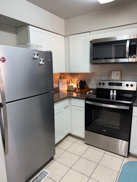 Building Photo - 11 August Ln