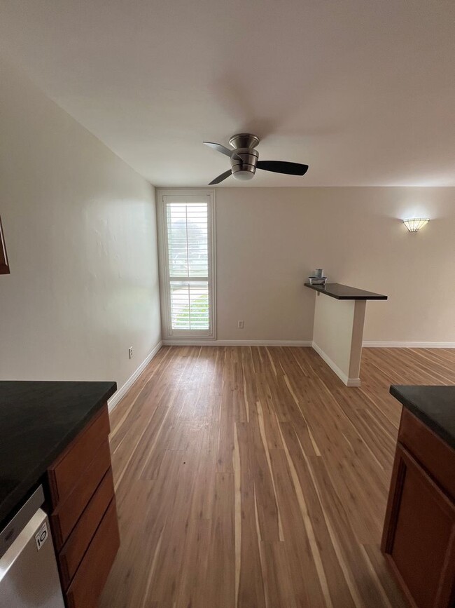Building Photo - GREAT location, downstairs 2+2 condo