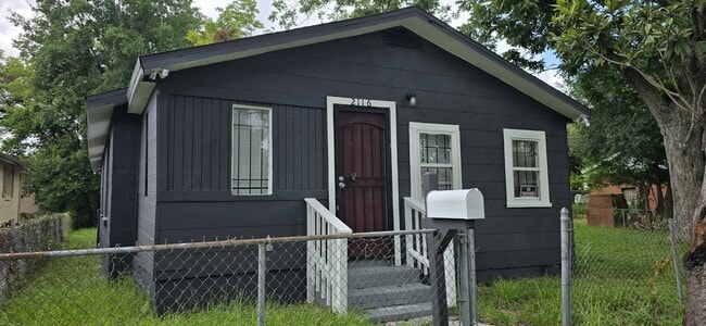 Building Photo - 2116 Mc Millan St
