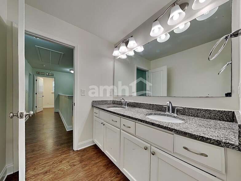 Building Photo - 1027 Monitor Ct