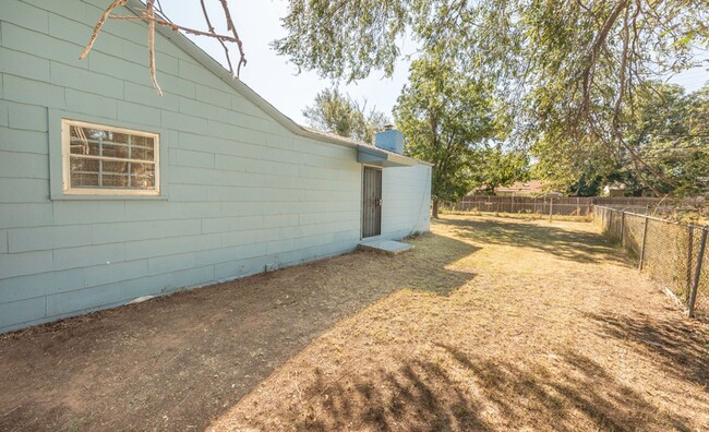 Building Photo - 3 bed 2 bath 1 car garage. 2 living rooms!