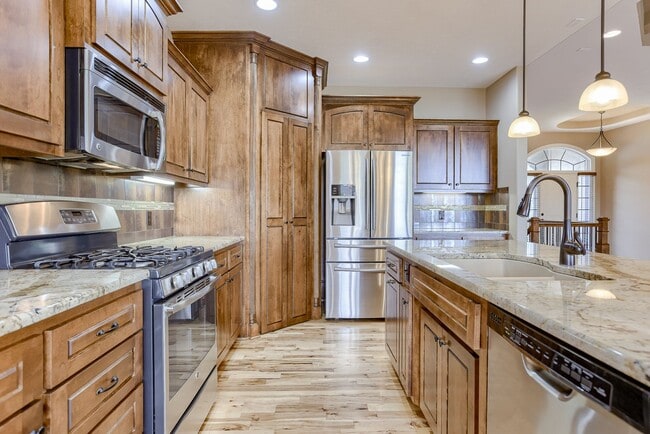 Building Photo - Beautiful 4 Bedroom In Shadow Lake!!