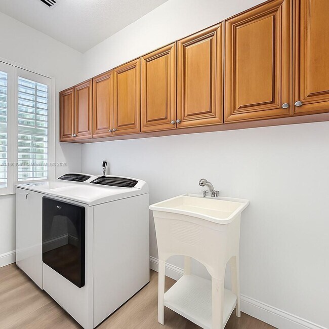Building Photo - 4268 SW 141st Ave