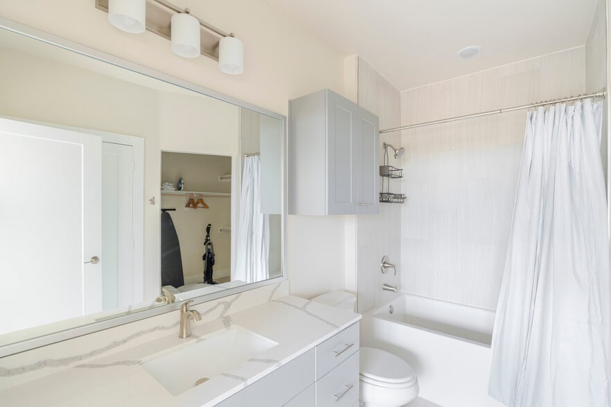 Building Photo - 1501 W Howard Ln