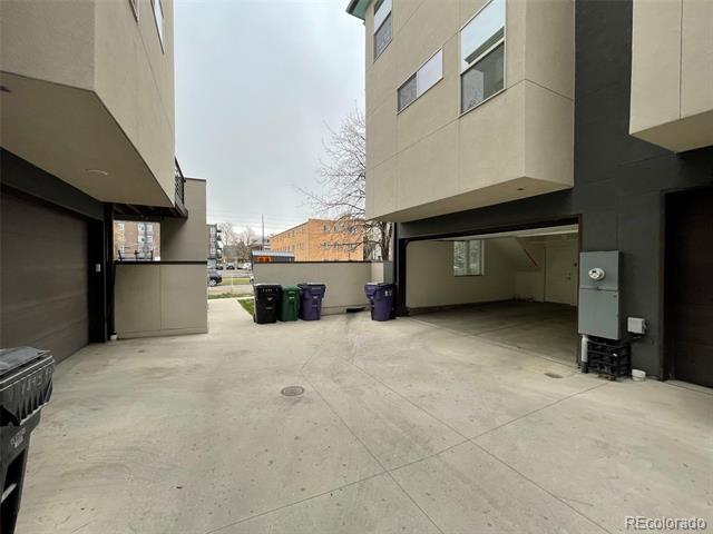 Building Photo - 1883 Vine St