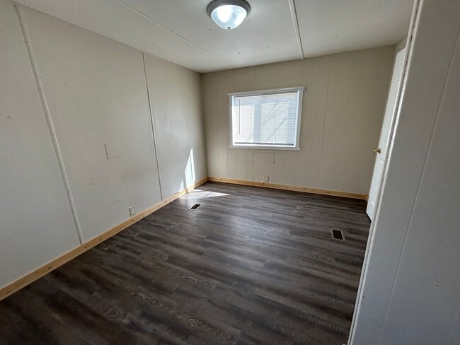 Building Photo - 3 Bed 1.5 Bath Fully Remodeled Mobile Home...