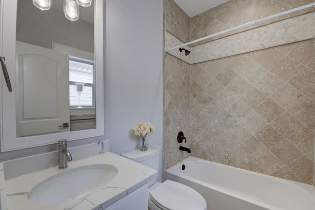Building Photo - Beautiful 3 bedroom/3.5 bath Mediterranean...