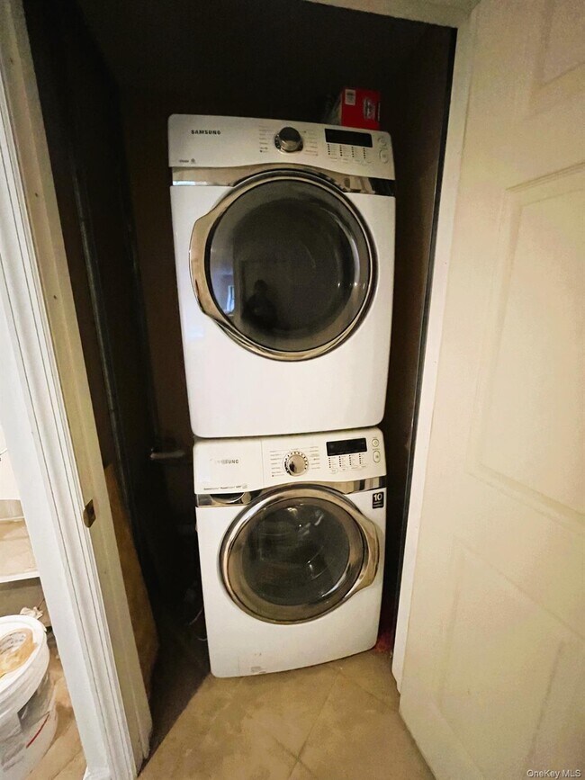 Building Photo - 104-27 38th Ave