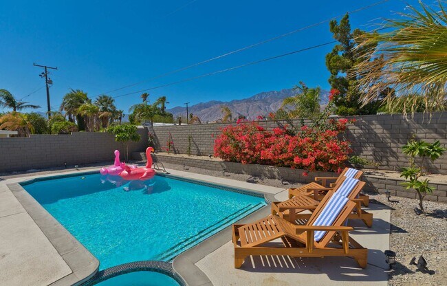 Building Photo - Modern home w Private Pool, Spa, Pets Welc...