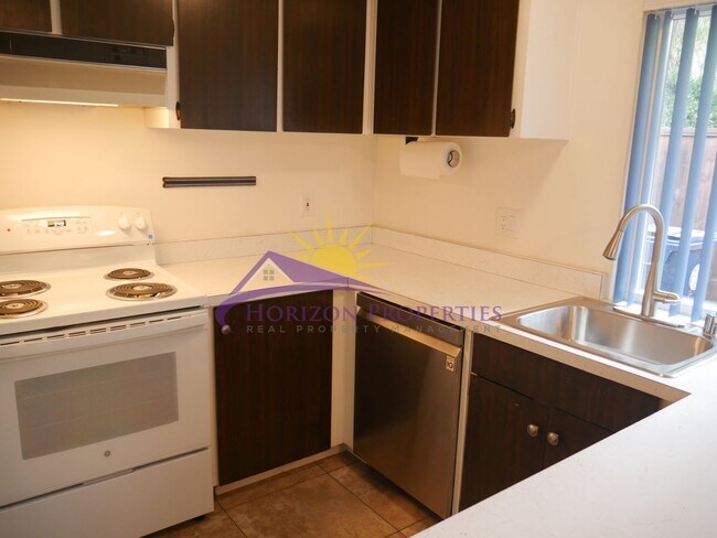Building Photo - Open 2 Bed 1 Bath 897 Sq. Ft. Sacramento C...