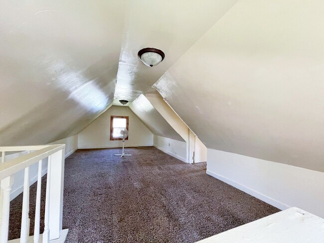 Building Photo - 208 E 10th- 2 bedroom house