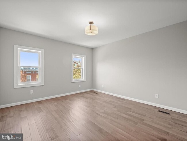 Building Photo - 1015 S Kenwood Ave