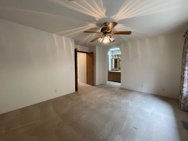 Building Photo - Available Now 3 bedroom 2 bath Hucrest home