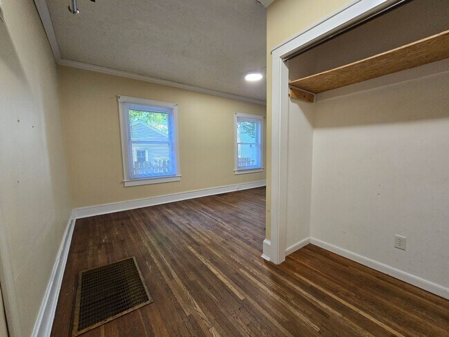 Building Photo - 610 N Mclean St
