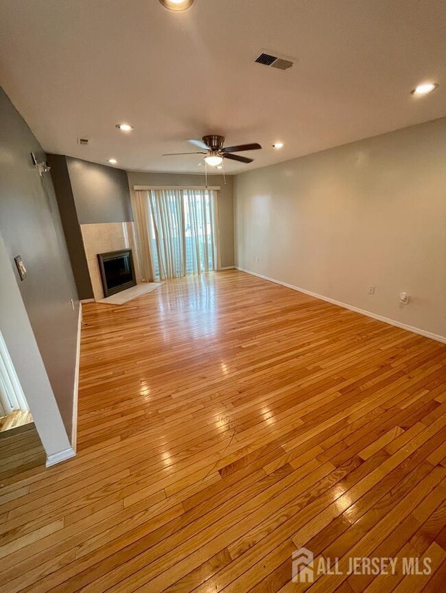 Building Photo - 410 Johnstone St