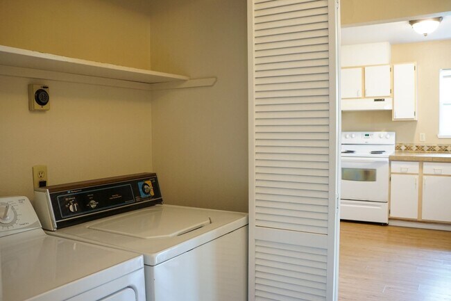 Building Photo - Top Floor 2 Bed 2 Bath with Vaulted Ceilin...