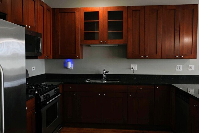 Building Photo - 529 N Racine Ave