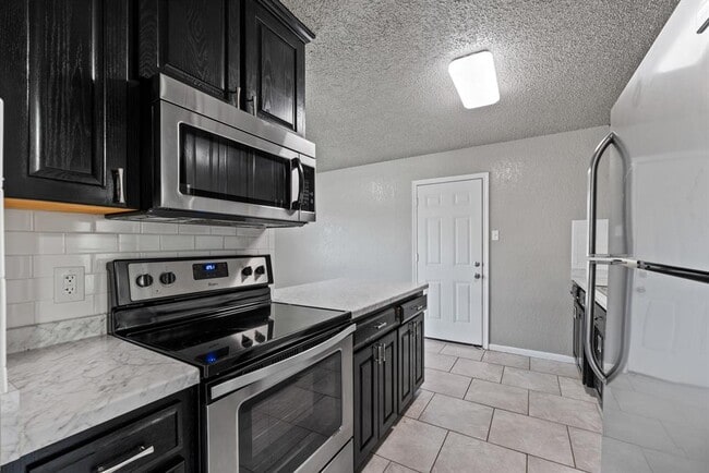 Building Photo - 580 Plaza Ct
