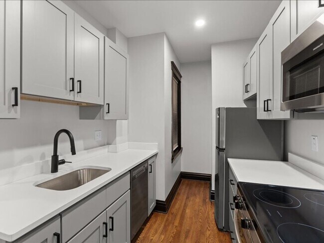 Building Photo - 4909 Lindenwood Ave