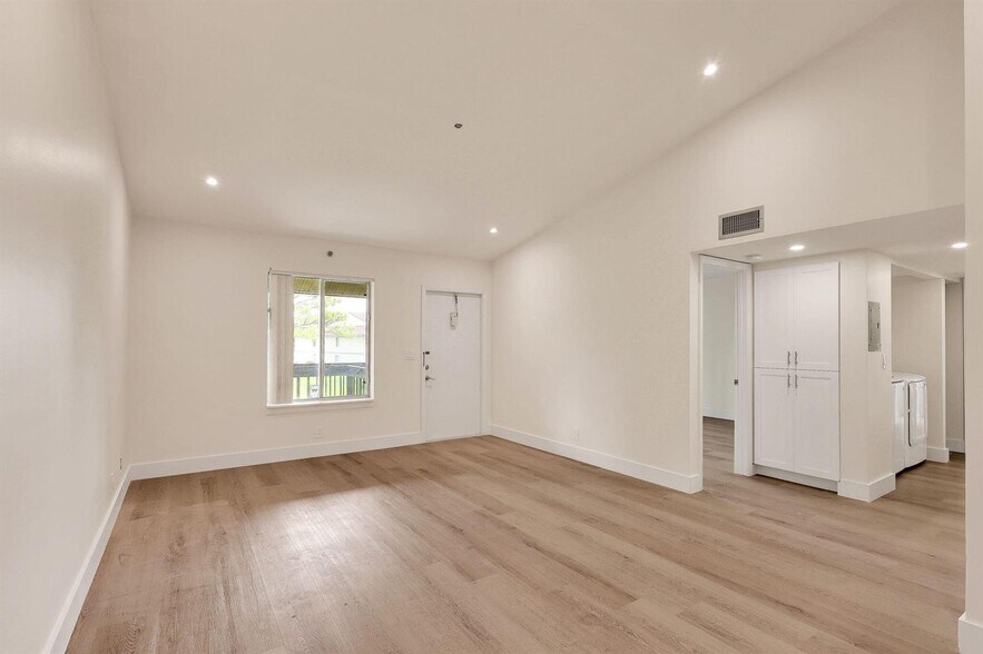 Building Photo - 6299 Chasewood Dr