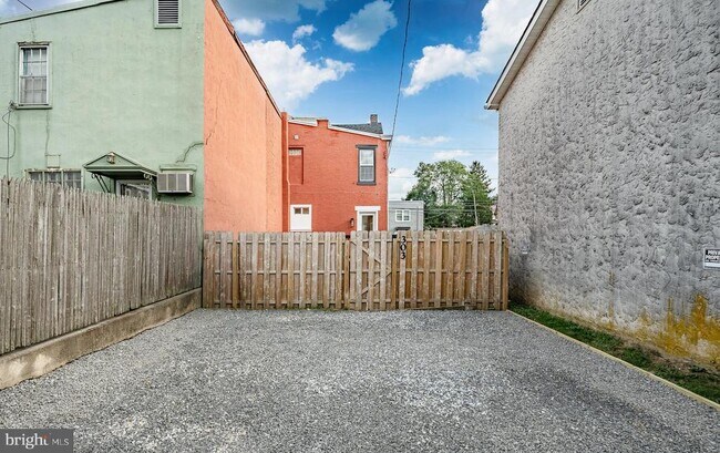 Building Photo - 303 W Washington St