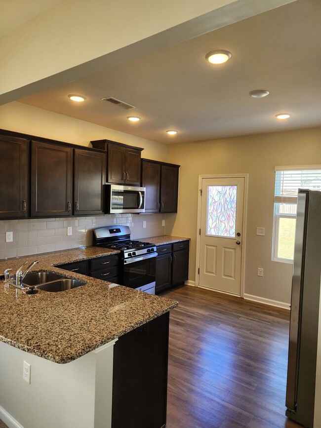 Building Photo - 4 Bedroom For rent