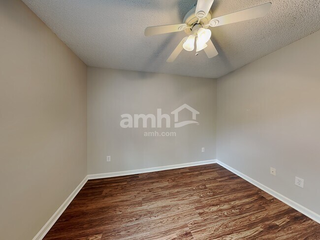 Building Photo - 240 Bonnie Woods Dr