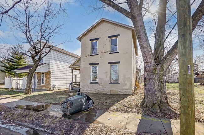 Building Photo - Four Bedroom Available in Dayton!