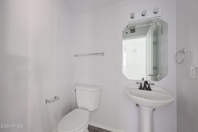 Building Photo - 4432 E Anderson Dr