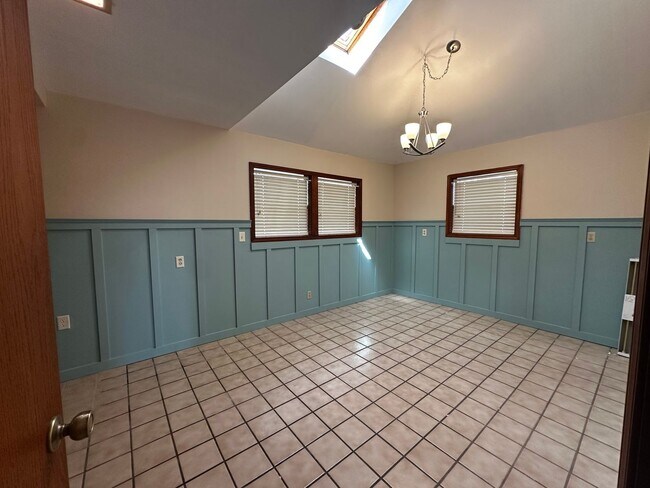 Building Photo - Spacious 4 bedroom, 3 bathroom home