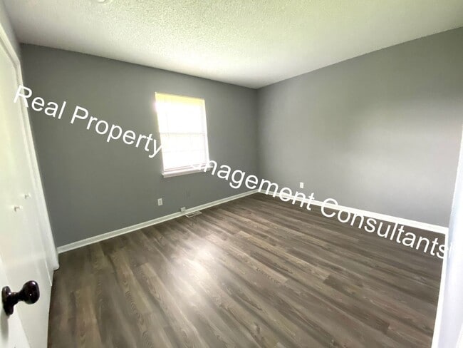 Building Photo - Lee's Summit 2 Bedroom Duplex