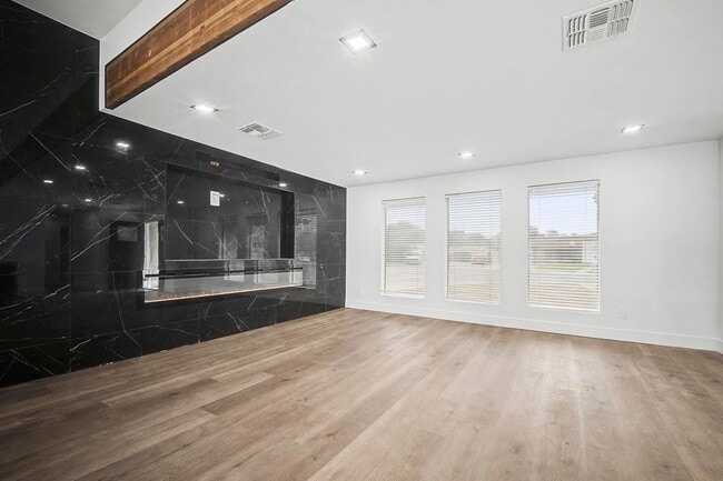 Building Photo - Tempe 5 bedroom 3 bath with pool and HUGE yard