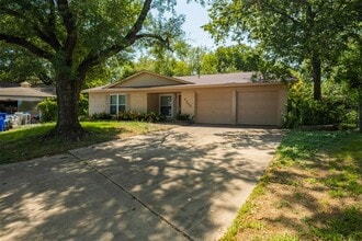 Building Photo - 8600 Clarewood Cir