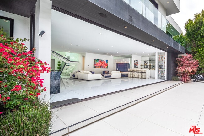 Building Photo - 511 N Rexford Dr