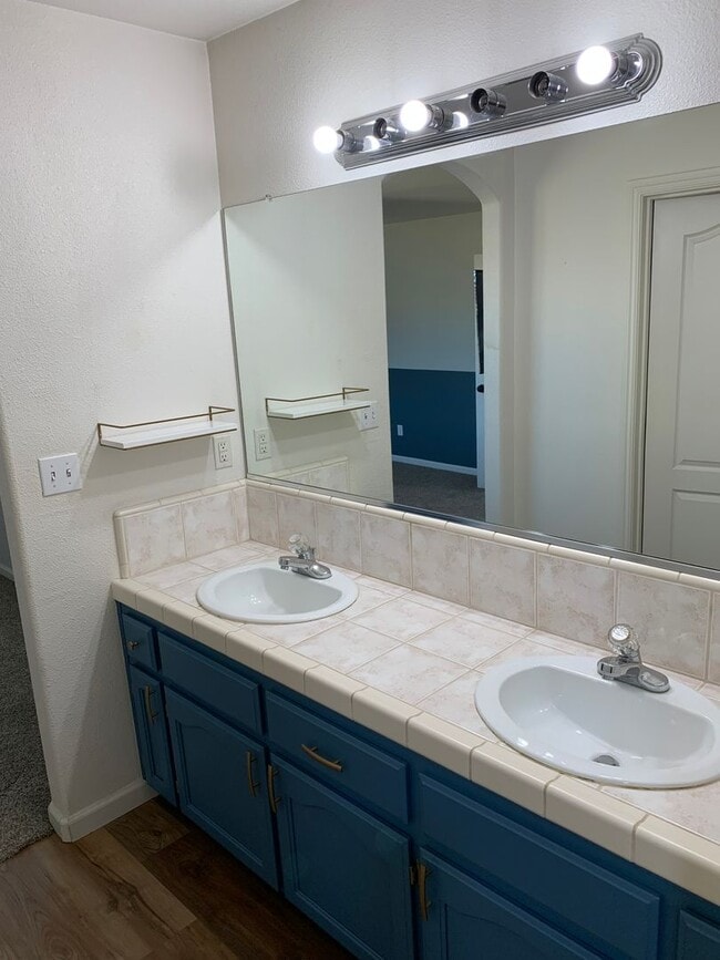 Building Photo - 3 Bedroom 2 Bath Home