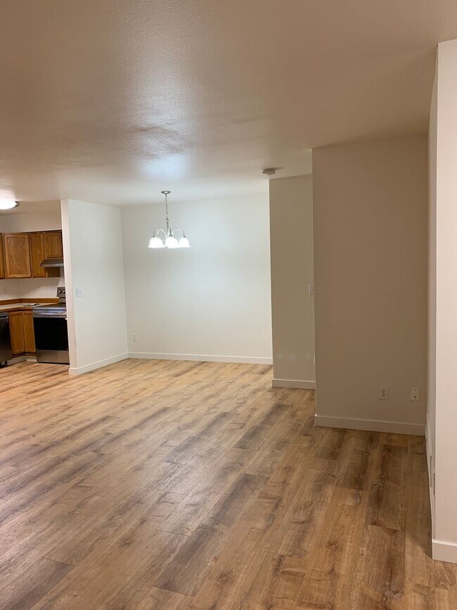 Building Photo - 3 Bdrm, 1 & 1/2 Ba | Muldoon & E 36th Ave area