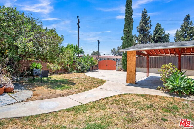 Building Photo - 8333 Glencrest Dr