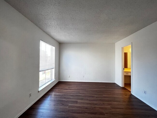 Building Photo - Location! Location! Location! Lovely 2-Sto...