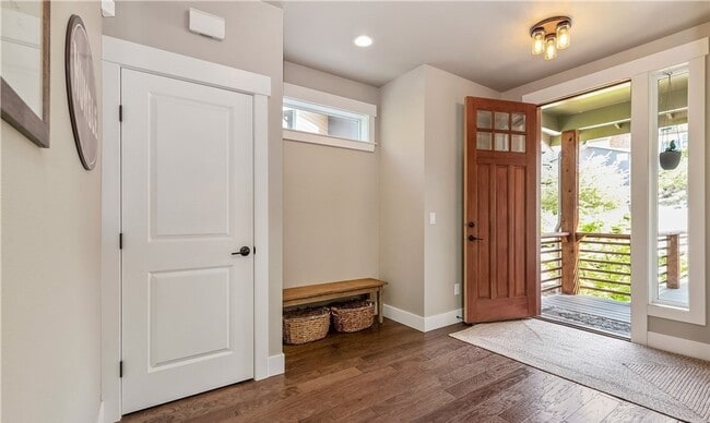 Building Photo - Beautiful Custom 4-bedroom 2.5 bath home. Barkley Neighborhood!