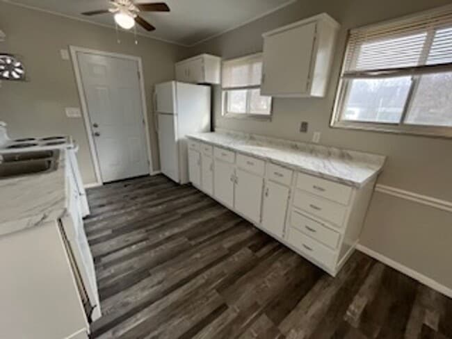 Building Photo - 3 BR 1.5 BA split-level with attached 1 car garage