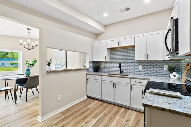 Building Photo - 3445 Eve Dr E