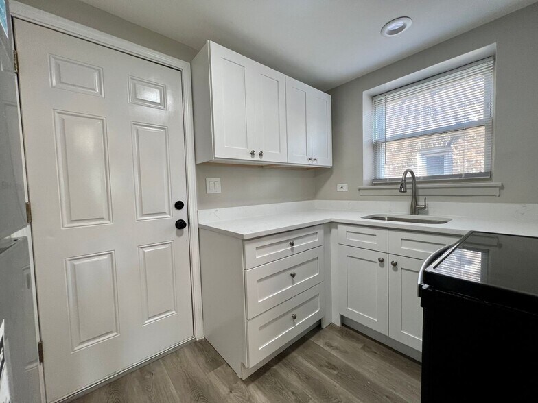 Primary Photo - 6021 N Fairfield Ave