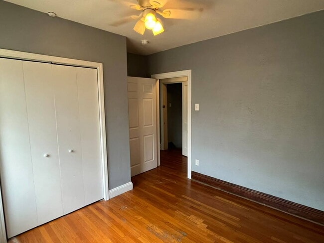 Building Photo - "Charming 2-Bed/ 1 bath 2nd Floor Retreat on Pennsylvania Avenue – with wood floors and a usable ...