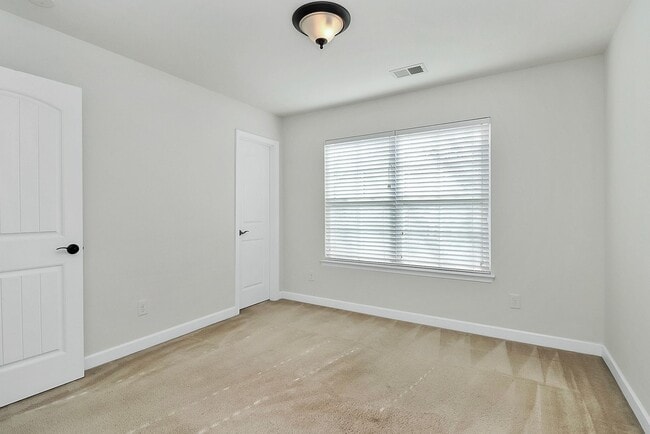 Building Photo - Beautiful three bedroom townhome