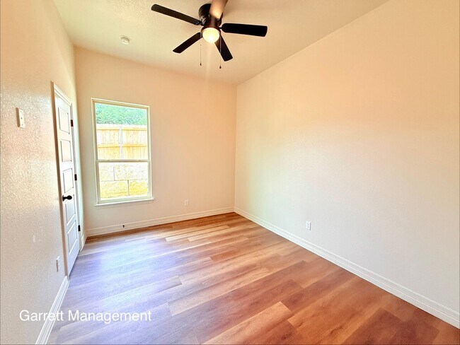 Building Photo - 207 N Ridge